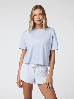 Vuori WOMEN'S ENERGY TEE Peri Heather Light Blue Women's Relaxed Crop Tee